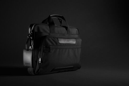 Сумка для ноутбука Swiss Peak Voyager из RPET AWARE™, 15,6", черный